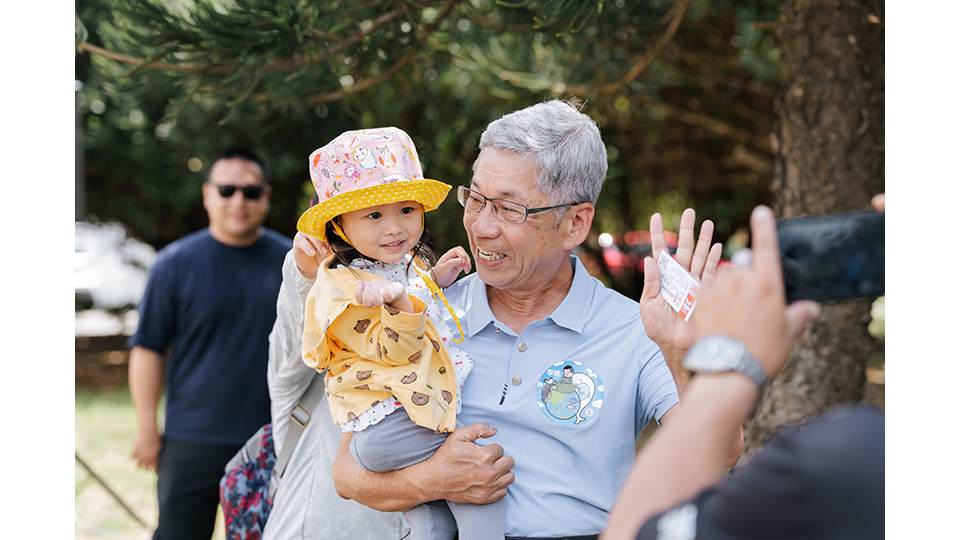 時任尖山電廠廠長歐致誠及其孫女。